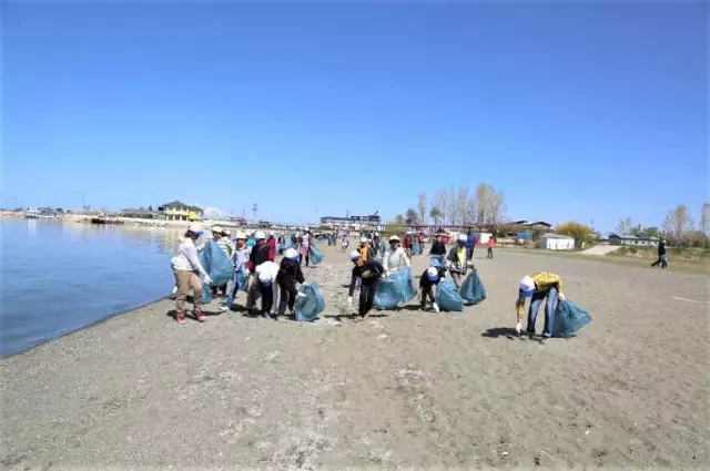 Tuşba Belediyesinden Sahil Temizliği Tuşba Belediyesinden Sahil Temizliği