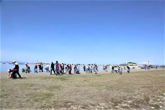 Tuşba Belediyesinden Sahil Temizliği Tuşba Belediyesinden Sahil Temizliği