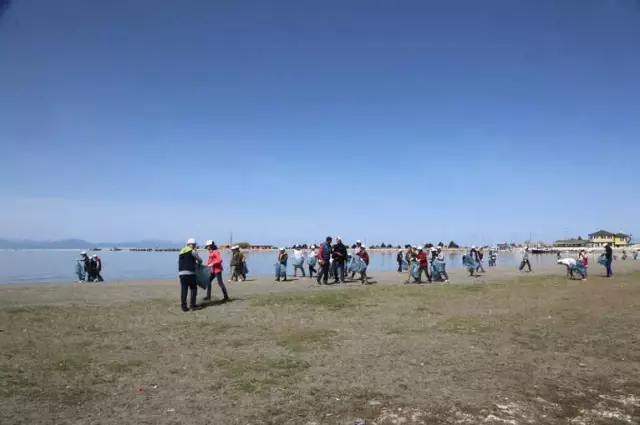 Tuşba Belediyesinden Sahil Temizliği Tuşba Belediyesinden Sahil Temizliği