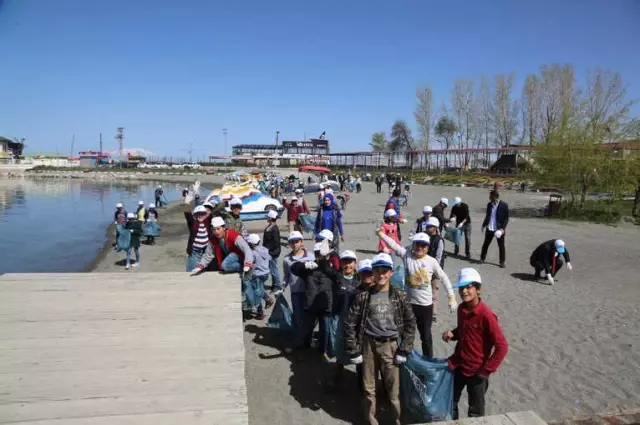 Tuşba Belediyesinden Sahil Temizliği Tuşba Belediyesinden Sahil Temizliği