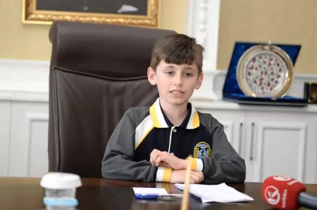 Vali Azizoğlu'nun Koltuğuna Yusuf Arda Uygun Oturdu Vali Azizoğlu'nun Koltuğuna Yusuf Arda Uygun Oturdu