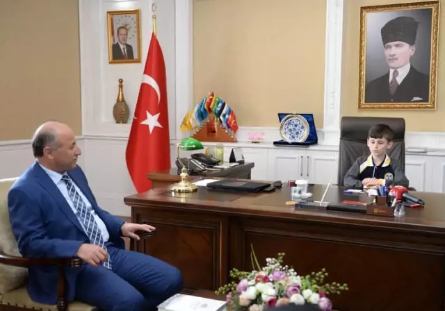 Vali Azizoğlu'nun Koltuğuna Yusuf Arda Uygun Oturdu Vali Azizoğlu'nun Koltuğuna Yusuf Arda Uygun Oturdu