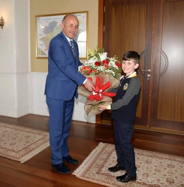 Vali Azizoğlu'nun Koltuğuna Yusuf Arda Uygun Oturdu Vali Azizoğlu'nun Koltuğuna Yusuf Arda Uygun Oturdu