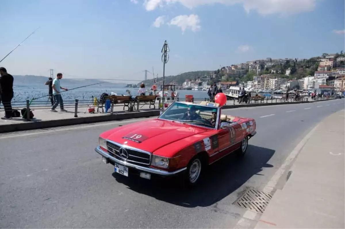 İstanbul Boğazı'nda Klasik Otomobil Geçidi