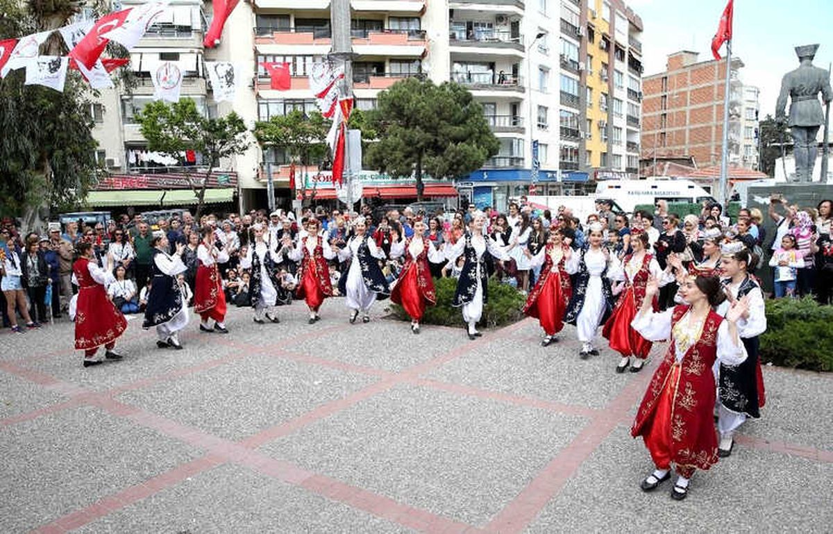 Karşıyaka'yı 23 Nisan Coşkusu Sardı