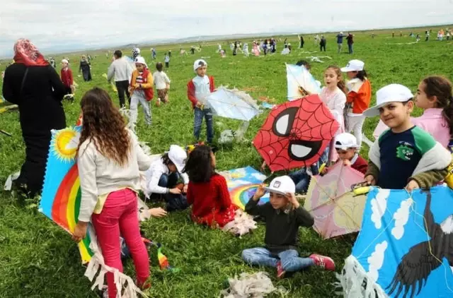 Kayapınar'da Bin Öğrenci ile Uçurtma Şenliği Düzenlendi