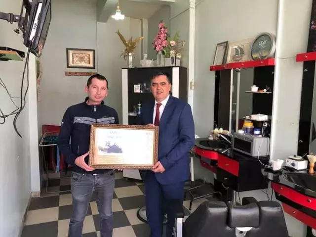 Başkan Yalçın'dan İlçe Esnafına Tablo Başkan Yalçın'dan İlçe Esnafına Tablo