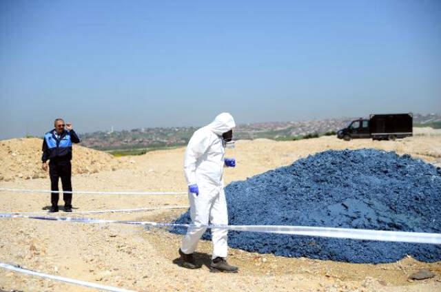 Büyükçekmece'de Göl Havzası Kenarına Bir Kamyon Dolusu Kimyasal Atık Döküldü