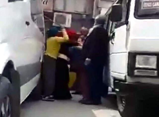 Kadınlar, Kendilerini Taciz Eden Adamı Sopa ve Şemsiyeyle Dövdü