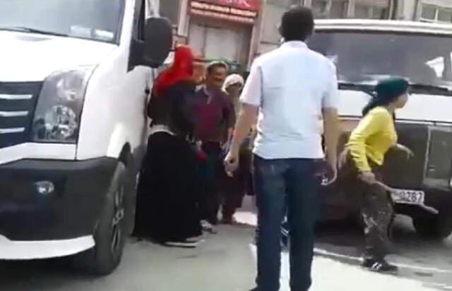 Kadınlar, Kendilerini Taciz Eden Adamı Sopa ve Şemsiyeyle Dövdü