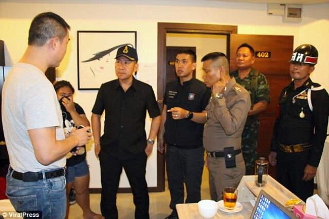 Tayland'da Orta Yaşlı Adamlar, Genç Kızlarla Cinsel İlişki Partisinde Suçüstü Yakalandı