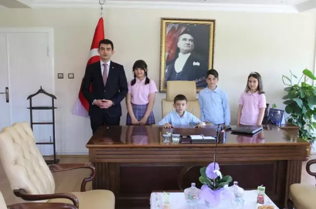 Kaymakam Olunca Memur Babasını Makamına Çağırdı Kaymakam Olunca Memur Babasını Makamına Çağırdı