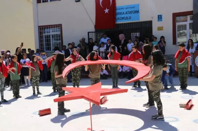 Kırka'da Çocukların 23 Nisan Coşkusu Kırka'da Çocukların 23 Nisan Coşkusu