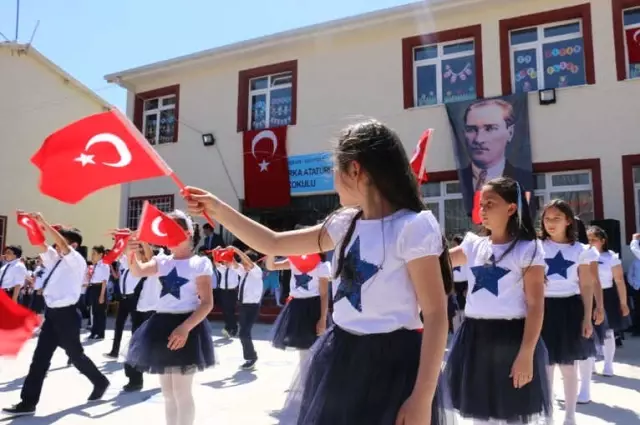 Kırka'da Çocukların 23 Nisan Coşkusu Kırka'da Çocukların 23 Nisan Coşkusu