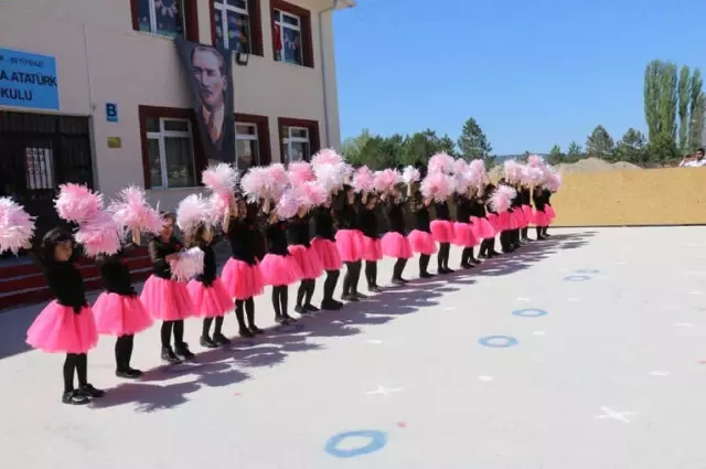 Kırka'da Çocukların 23 Nisan Coşkusu Kırka'da Çocukların 23 Nisan Coşkusu
