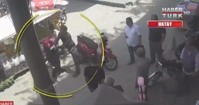 Motosikletli Saldırgan Hamile Kadını Sokak Ortasında Dövüp Köpeğini Üzerine Saldırttı