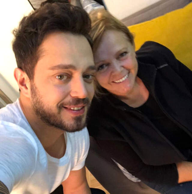 Murat Boz'dan Ayrılan Aslı Enver, Annesiyle Fotoğrafını Paylaştı