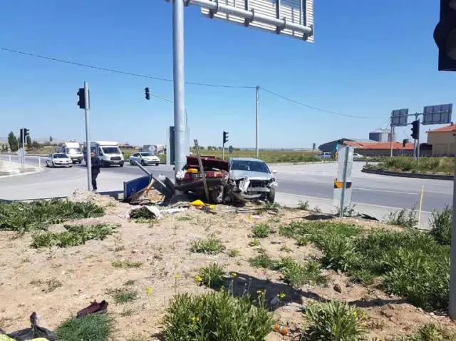 İki Otomobil Kafa Kafaya Çarpıştı, 2 Kişi Yaralandı