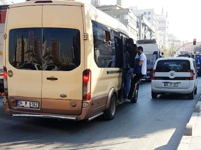 Tıka Basa Dolu Minibüsten Sarkarak Yolculuk Ettiler! Tehlikeli Anlar Kamerada