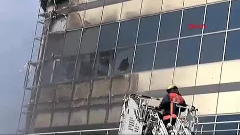 5 Katlı Plazada Yangın 5 Katlı Plazada Yangın