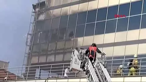 5 Katlı Plazada Yangın 5 Katlı Plazada Yangın