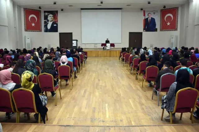 Muş'ta İmza ve Söyleşi Gününün 7'ncisi Düzenlendi Muş'ta İmza ve Söyleşi Gününün 7'ncisi Düzenlendi