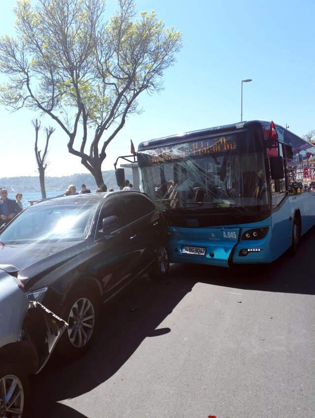 Sahilde Korku Dolu Anlar! Kontrolden Çıkan Halk Otobüsü Park Halindeki Araçları Biçti