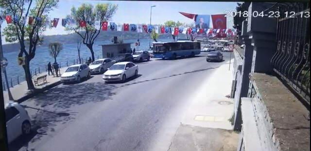 Sahilde Korku Dolu Anlar! Kontrolden Çıkan Halk Otobüsü Park Halindeki Araçları Biçti