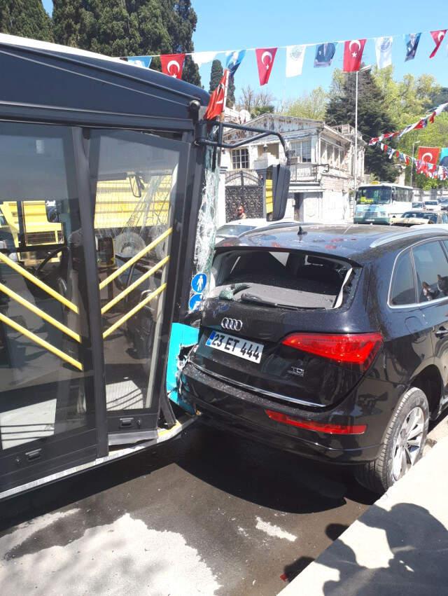Sahilde Korku Dolu Anlar! Kontrolden Çıkan Halk Otobüsü Park Halindeki Araçları Biçti