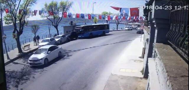 Sahilde Korku Dolu Anlar! Kontrolden Çıkan Halk Otobüsü Park Halindeki Araçları Biçti