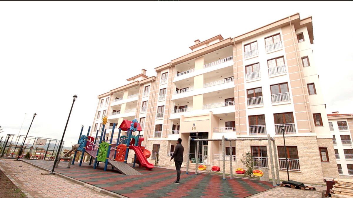 Sındırgı'da Toki Konutları İçin Geceden Sıraya Girdiler