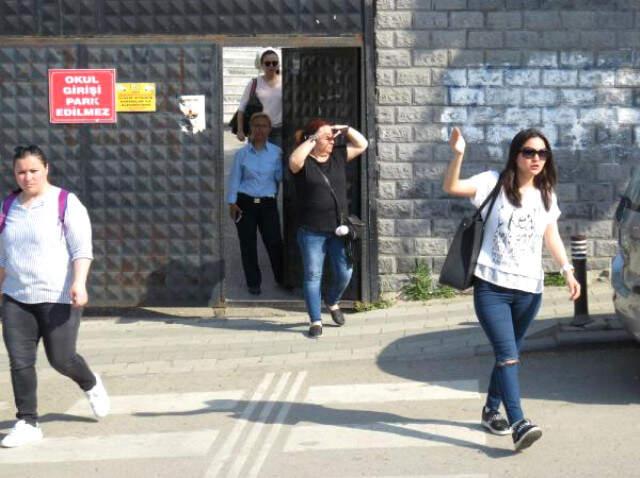 Okul Bahçesinde Dehşet! Velilerin Kavgasında Bıçaklar Konuştu