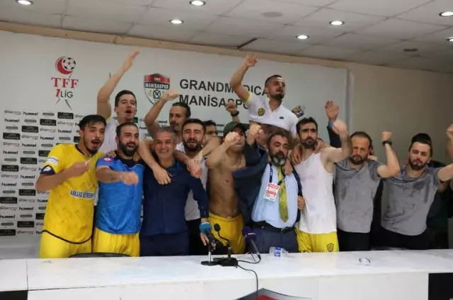 Ankaragücü Futbolcularından Basın Toplantısında Sulu Kutlama