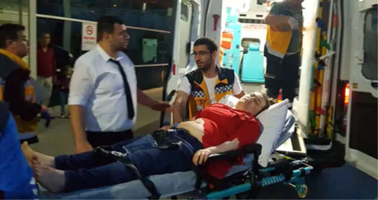 Eşi Kendisini Bıçaklayan Koca, Sağlık Ekibine Saldırırken Bacağını Kırdı