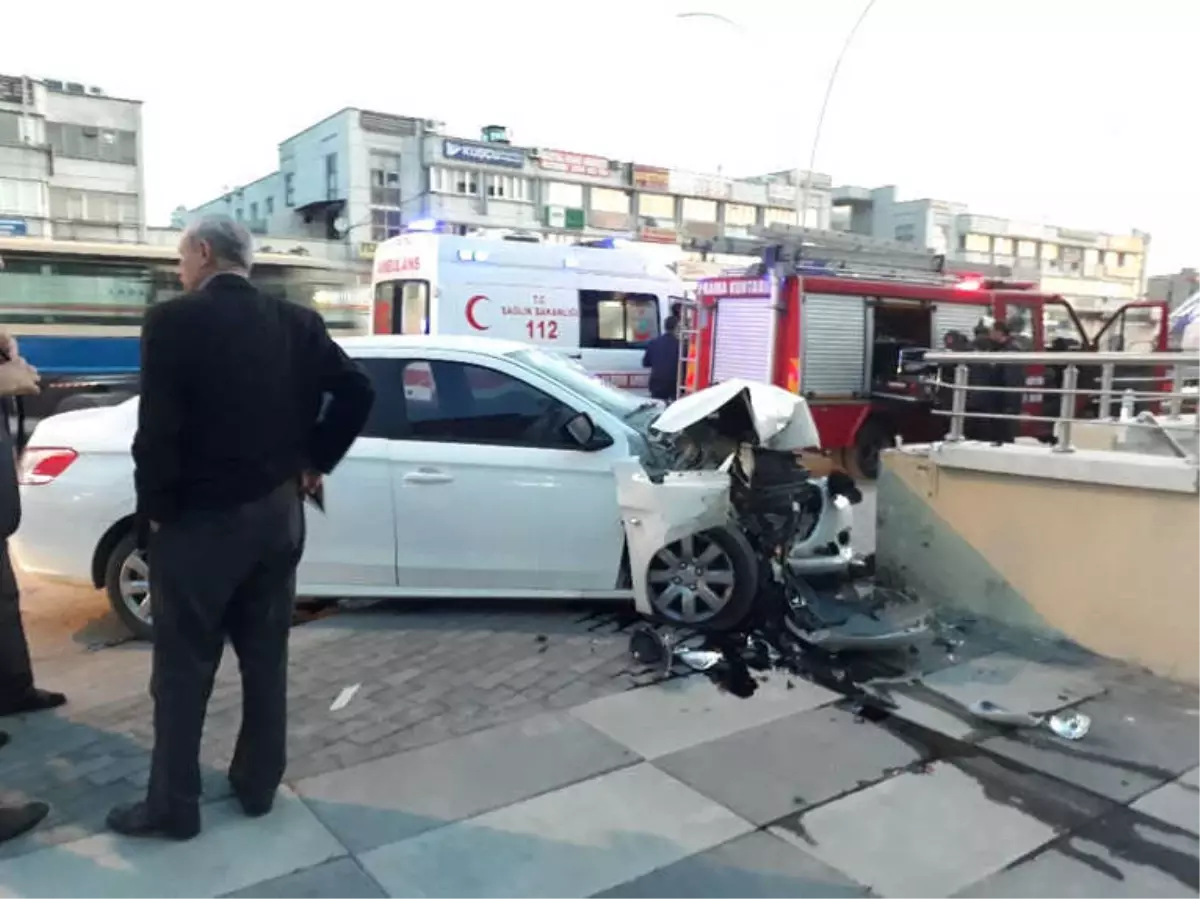 Kontrolden Çıkan Araç Duvara Çarptı Haberler Kontrolden Çıkan Araç Duvara Çarptı Haberler