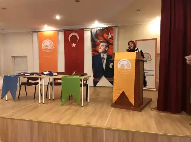 Süt Sığırcılığı Kursunu Bitiren Besicilerin Sertifika Sevinci Süt Sığırcılığı Kursunu Bitiren Besicilerin Sertifika Sevinci