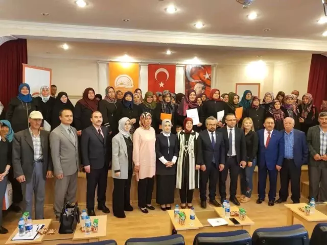 Süt Sığırcılığı Kursunu Bitiren Besicilerin Sertifika Sevinci Süt Sığırcılığı Kursunu Bitiren Besicilerin Sertifika Sevinci