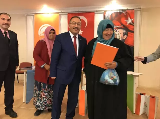 Süt Sığırcılığı Kursunu Bitiren Besicilerin Sertifika Sevinci Süt Sığırcılığı Kursunu Bitiren Besicilerin Sertifika Sevinci
