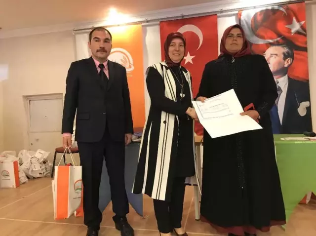 Süt Sığırcılığı Kursunu Bitiren Besicilerin Sertifika Sevinci Süt Sığırcılığı Kursunu Bitiren Besicilerin Sertifika Sevinci