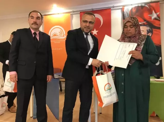 Süt Sığırcılığı Kursunu Bitiren Besicilerin Sertifika Sevinci Süt Sığırcılığı Kursunu Bitiren Besicilerin Sertifika Sevinci