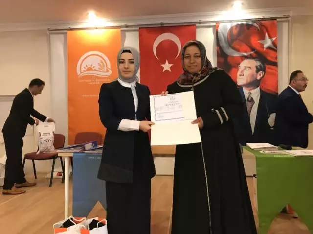 Süt Sığırcılığı Kursunu Bitiren Besicilerin Sertifika Sevinci Süt Sığırcılığı Kursunu Bitiren Besicilerin Sertifika Sevinci