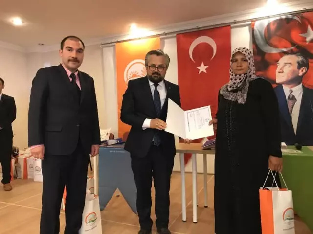 Süt Sığırcılığı Kursunu Bitiren Besicilerin Sertifika Sevinci Süt Sığırcılığı Kursunu Bitiren Besicilerin Sertifika Sevinci