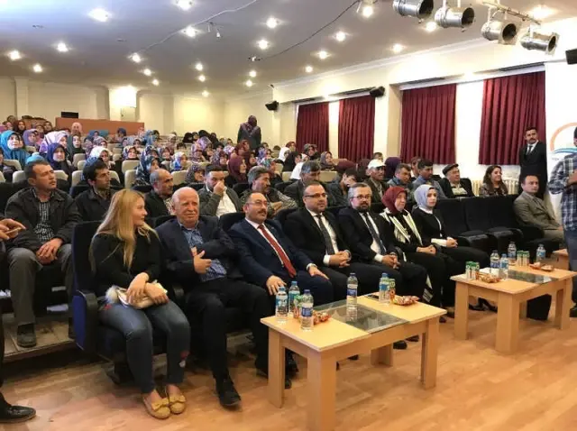Süt Sığırcılığı Kursunu Bitiren Besicilerin Sertifika Sevinci Süt Sığırcılığı Kursunu Bitiren Besicilerin Sertifika Sevinci