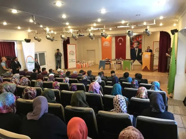 Süt Sığırcılığı Kursunu Bitiren Besicilerin Sertifika Sevinci Süt Sığırcılığı Kursunu Bitiren Besicilerin Sertifika Sevinci
