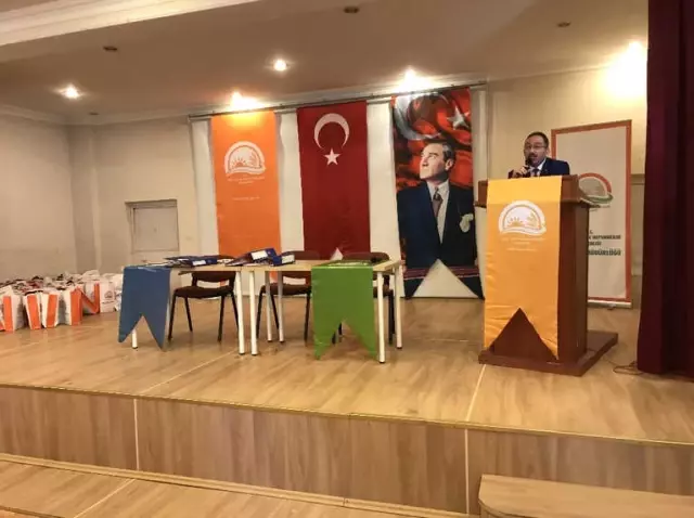 Süt Sığırcılığı Kursunu Bitiren Besicilerin Sertifika Sevinci Süt Sığırcılığı Kursunu Bitiren Besicilerin Sertifika Sevinci