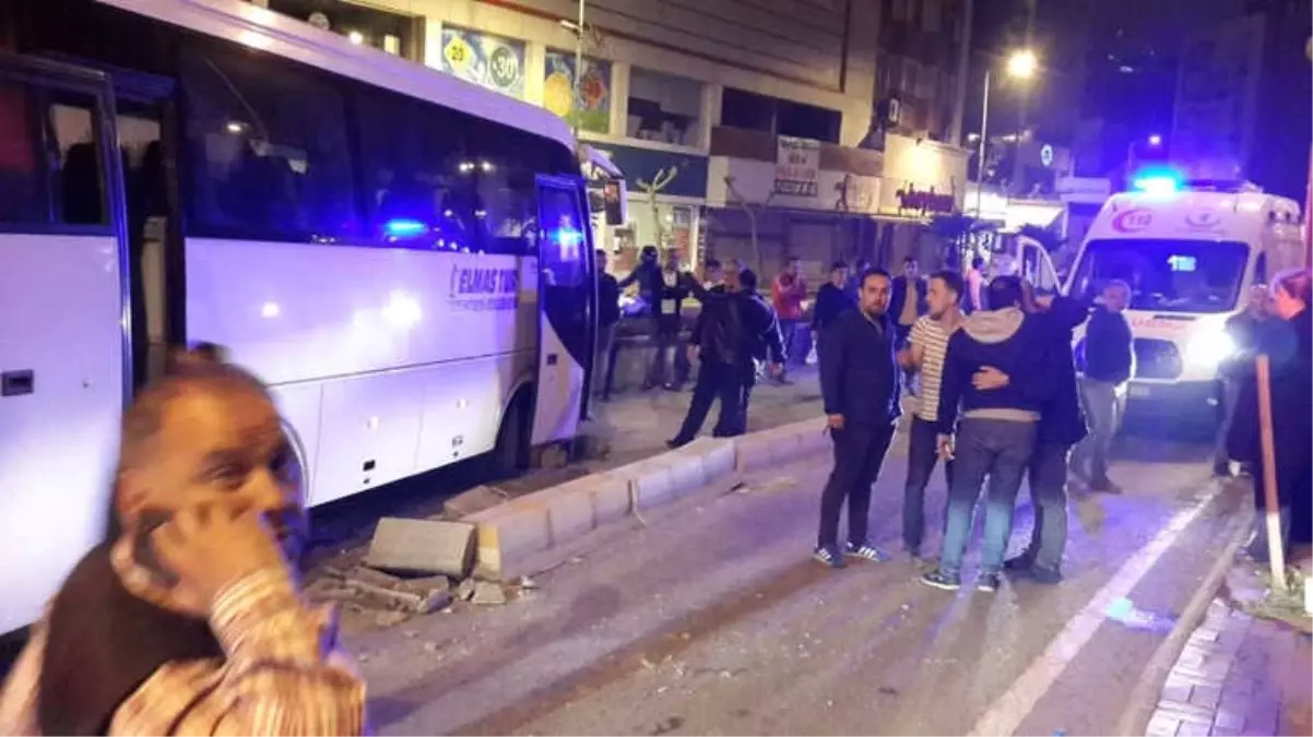 Düğünden Çıkan Davetlileri Taşıyan Otobüs Kaldırıma Çarptı