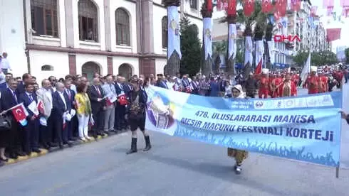 Manisa-Şifalı Mesir Macunu 478'inci Kez Sultan Camisi'nden Saçıldı Manisa-Şifalı Mesir Macunu 478'inci Kez Sultan Camisi'nden Saçıldı