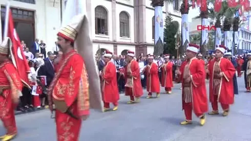 Manisa-Şifalı Mesir Macunu 478'inci Kez Sultan Camisi'nden Saçıldı Manisa-Şifalı Mesir Macunu 478'inci Kez Sultan Camisi'nden Saçıldı