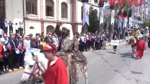 Manisa-Şifalı Mesir Macunu 478'inci Kez Sultan Camisi'nden Saçıldı Manisa-Şifalı Mesir Macunu 478'inci Kez Sultan Camisi'nden Saçıldı