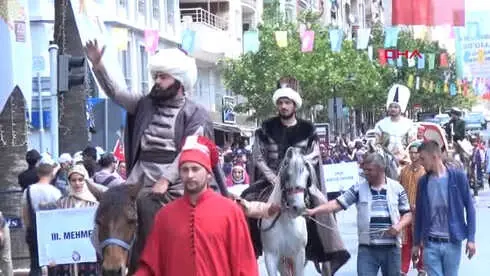 Manisa-Şifalı Mesir Macunu 478'inci Kez Sultan Camisi'nden Saçıldı Manisa-Şifalı Mesir Macunu 478'inci Kez Sultan Camisi'nden Saçıldı
